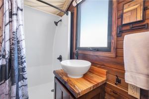 Zion White Bison Glamping & RV Resort的一间浴室