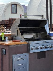 Zion White Bison Glamping & RV Resort的厨房或小厨房
