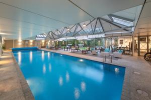 una grande piscina con acqua blu in un edificio di Wharekauhau Country Estate a Wairarapa