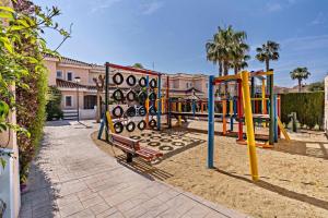 un parc avec une aire de jeux avec un toboggan dans l'établissement Cielo Sur Vera Playa, à Vera