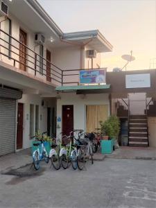 eine Gruppe von Fahrrädern, die vor einem Gebäude geparkt sind in der Unterkunft BM Island Inn in Bantayan