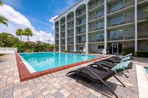 uma piscina em frente a um hotel em Best Western Plus North Miami-Bal Harbour em North Miami