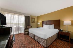 een hotelkamer met een groot bed en een televisie bij Best Western Plus North Miami-Bal Harbour in North Miami