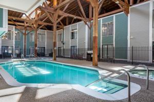 una piscina en el patio de un edificio en Best Western Plus Como Park Hotel, en Saint Paul