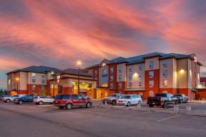 a parking lot with cars parked in front of a hotel at Best Western Plus Meridian in Lloydminster