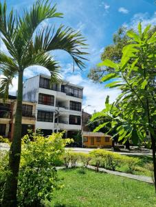 un bâtiment avec des palmiers devant dans l'établissement Apartaestudio ROMA 402 Edificio Europa Ibagué, à Ibagué