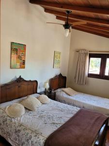 1 dormitorio con 2 camas y techo en Pousada Valparaiso, en Petrópolis