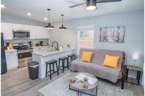 ein Wohnzimmer mit einem Sofa und einer Küche in der Unterkunft Cozy and Lovely 2BR 1BA Apt#B Near Lively Downtown in San Antonio