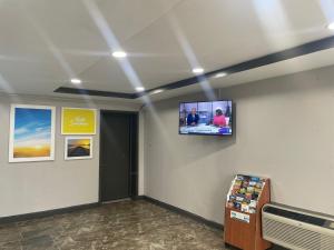 Televisyen dan/atau pusat hiburan di Days Inn by Wyndham Elizabeth City