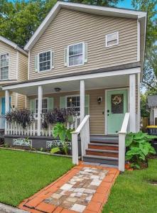 a house with a green door and a porch at New Cheerful Renovated Home - 5 Min to Downtown! in Savannah