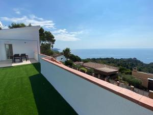 uma vista para uma casa com piscina em Loft Casa Blanca em Blanes