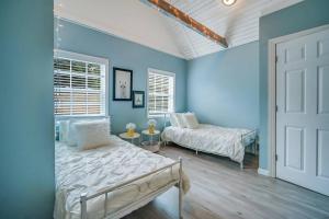 a bedroom with blue walls and a bed and a window at New Cheerful Renovated Home - 5 Min to Downtown! in Savannah