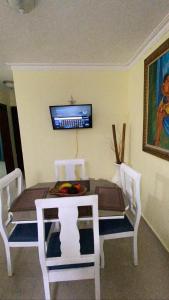 d'une salle à manger avec une table et une télévision murale. dans l'établissement L&Y Punta Cana Beach Apartament, à Punta Cana