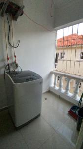 - un lave-linge dans une chambre avec fenêtre dans l'établissement L&Y Punta Cana Beach Apartament, à Punta Cana