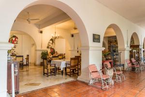 a dining room with a table and chairs at Hotel Mariscal Robledo in Santa Fe de Antioquia