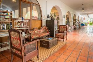 una habitación con sofá y sillas en una tienda en Hotel Mariscal Robledo en Santa Fe de Antioquia