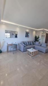 uma sala de estar com um sofá e uma mesa em LUXURY APPARTEMENT Vue MER PANORAMIQUE em Antibes