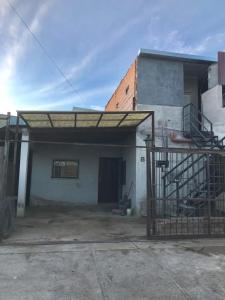Un edificio con una puerta de metal en el frente. en Departamentos Sarmiento, en San Luis
