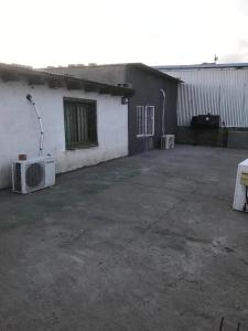 un edificio blanco con un estacionamiento delante de él en Departamentos Sarmiento, en San Luis