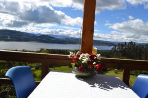 un vaso di fiori seduto su un tavolo sul balcone di Arrecife Glamping a Guatavita Altre 7 foto