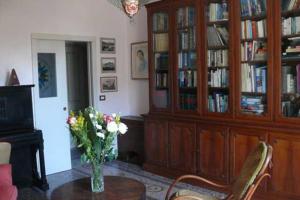 a living room with a vase of flowers on a table at B&B Portobello in Sestri Levante