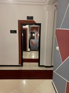 科托努的住宿－HOTEL LES ARCADES，大楼内带镜子的走廊