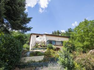 Zdjęcie z galerii obiektu Inviting holiday home in Miremont with garden w mieście Miremont