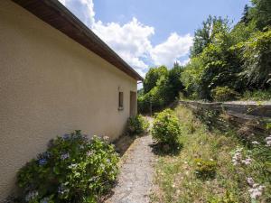Zdjęcie z galerii obiektu Inviting holiday home in Miremont with garden w mieście Miremont