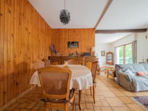 Zdjęcie z galerii obiektu Inviting holiday home in Miremont with garden w mieście Miremont