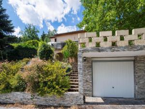 Zdjęcie z galerii obiektu Inviting holiday home in Miremont with garden w mieście Miremont