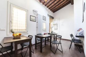 een keuken en eetkamer met tafels en stoelen bij Le Ghiacciaie in Florence