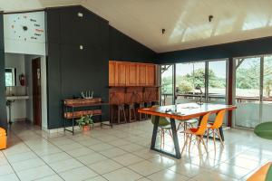 cocina con mesa y sillas en una habitación en Hotel Arenal Rabfer, en Fortuna