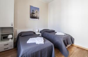 1 dormitorio con 2 camas y TV en Le Ghiacciaie, en Florencia