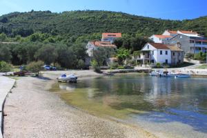 une rivière avec des maisons et des bateaux sur le rivage dans l'établissement Holiday house with a parking space Zrnovo, Korcula - 9213, à Korčula