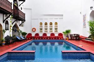 Piscina di Dhow Palace Hotel o nelle vicinanze