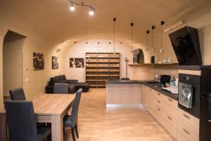 una cucina e un soggiorno con tavolo e sala da pranzo di il Caravaggio b&b a Caprarola
