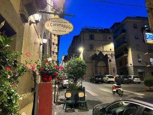 una strada con un cartello sul lato di un edificio di il Caravaggio b&b a Caprarola