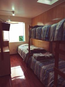 a bedroom with two bunk beds and a window at Hospedaje Del Pilar en Magdalena del Mar in Lima