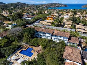 - une vue aérienne sur une ville avec des maisons dans l'établissement Hotel Miratlantico Búzios, à Búzios