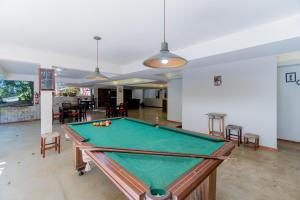 a pool table in the middle of a room at Hotel Miratlantico Búzios in Búzios