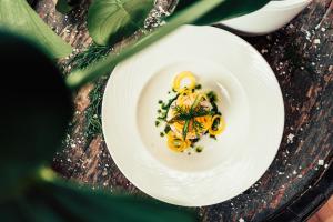 un plato blanco con comida en una mesa en Summer Hotel Vuorilinna en Savonlinna