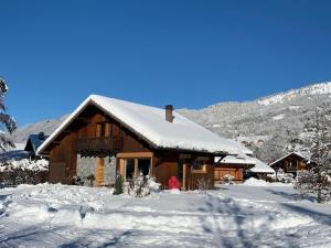 a log cabin with snow on the roof at Chalet Samoëns, 5 pièces, 8 personnes - FR-1-624-118 in Samoëns