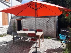 Patio alebo iná vonkajšia časť ubytovania Gîte cosy près d'Orléans avec jardin, parking, et équipements complets - FR-1-590-252