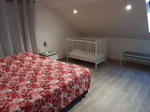 Posteľ alebo postele v izbe v ubytovaní Gîte cosy près d'Orléans avec jardin, parking, et équipements complets - FR-1-590-252