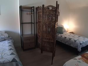 Posteľ alebo postele v izbe v ubytovaní Gîte cosy près d'Orléans avec jardin, parking, et équipements complets - FR-1-590-252