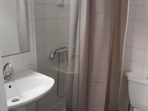 Kúpeľňa v ubytovaní Gîte cosy près d'Orléans avec jardin, parking, et équipements complets - FR-1-590-252 + 5 fotografií