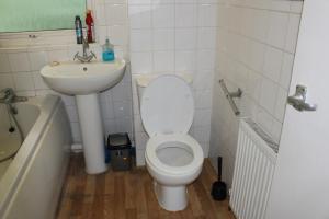 ein kleines Badezimmer mit Toilette und Waschbecken in der Unterkunft 2 Bedroom Flat in Luton City Centre in Luton + 11 Fotos
