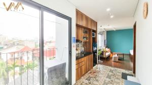 Kuchyň nebo kuchyňský kout v ubytování VNAHOMES Serviced Apartment