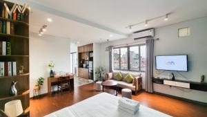 TV a/nebo společenská místnost v ubytování VNAHOMES Serviced Apartment