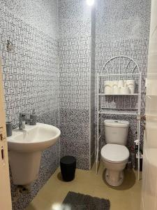 La salle de bains est pourvue de toilettes et d'un lavabo. dans l'établissement maison du bonheur en bord de mer avec piscine, à Saïdia
